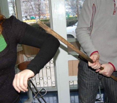 I-a rupt mâna concubinei pentru că vroia să-şi viziteze mama